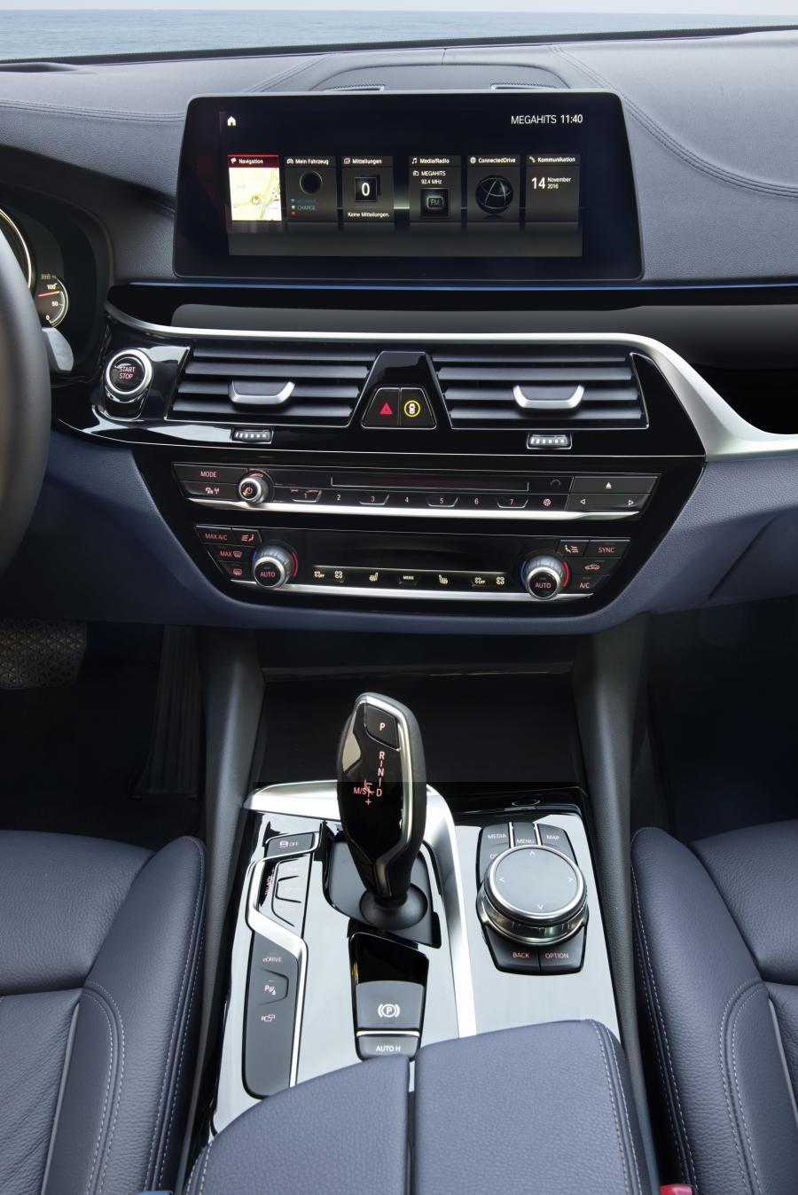 Панель приборов BMW 530e 2017 года  (WW) (фото 13 из 57)
